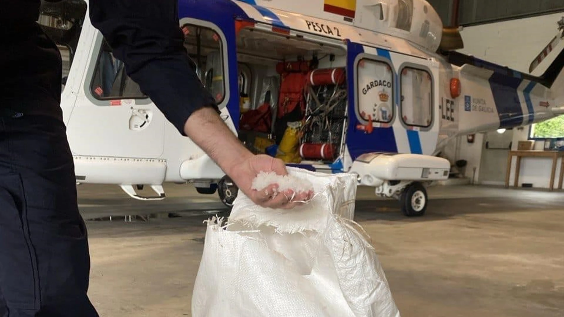 Saco con pélets localizado por el helicóptero Pesca 2 de Gardacostas de Galicia.