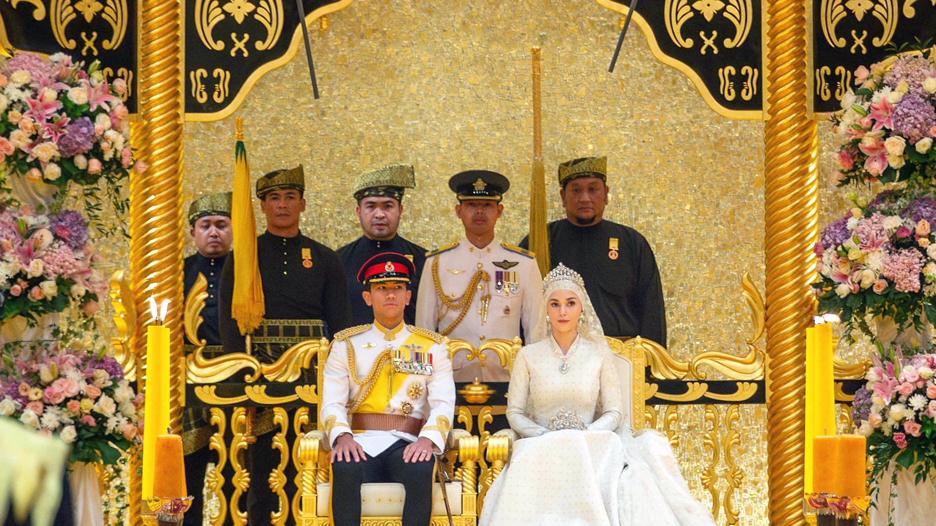 Bandar Seri Begawan (Brunei), 14/01/2024.- The royal couple Prince Abdul Mateen (L) and his bride Anisha Rosnah (R) during the royal wedding ceremony at Istana Nurul Iman, in Bandar Seri Begawan, Brunei, 14 January 2024. Brunei's Prince Abdul Mateen, known as one of Asia's most eligible bachelors, weds his fiancee Anisha Rosnah in a lavish 10-day celebration that culminates in a royal wedding ceremony and procession on 14 January. EFE/EPA/RUDOLF PORTILLO 