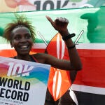 Agnes Jebet celebra el récord del mundo de 10 kilómetros que ha batido en Valencia