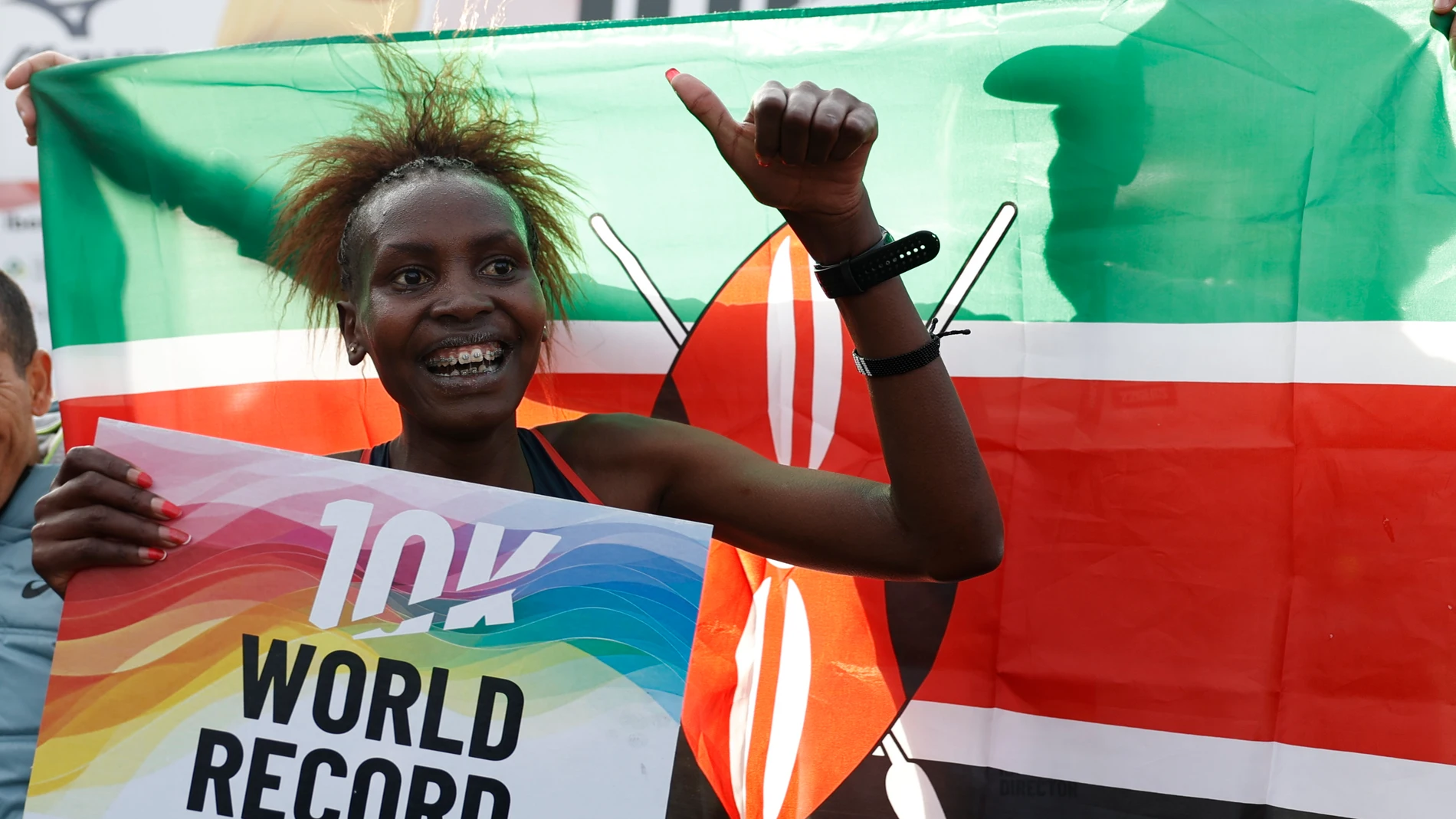 Agnes Jebet celebra el récord del mundo de 10 kilómetros que ha batido en Valencia