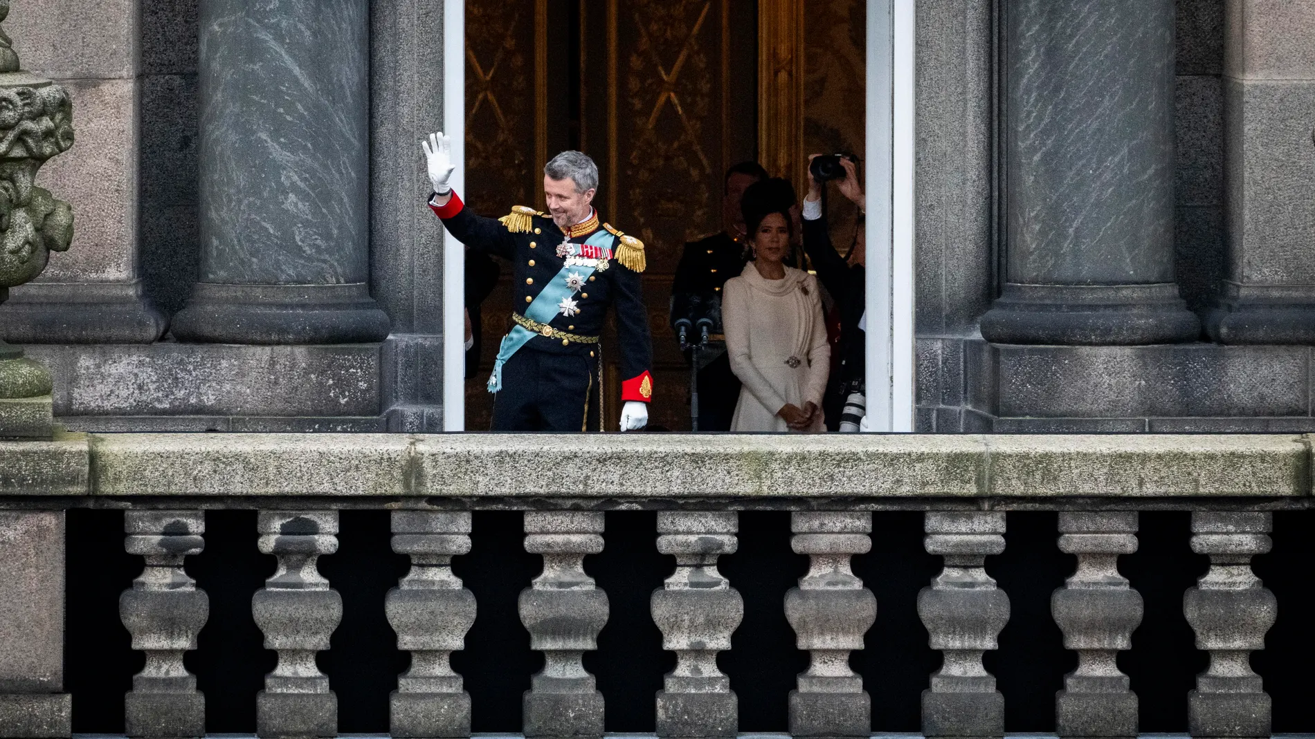 Copenhagen (Denmark), 14/01/2024.- Denmark's King Frederik X (L) waves from the balcony with Queen Mary looking on in the background after the proclamation of the accession to the throne at Christiansborg Palace Square in Copenhagen, Denmark, 14 January 2024. Denmark's Queen Margrethe II announced in her New Year's speech on 31 December 2023 that she would abdicate on 14 January 2024, the 52nd anniversary of her accession to the throne. Her eldest son, Crown Prince Frederik, is set to succeed...