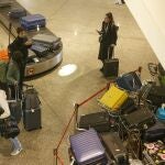 Maletas acumuladas en la terminal de Bilbao al no poder ser cargadas en los aviones que parten del aeropuerto por la huelga del "handling" (asistencia en tierra) del grupo Iberia.