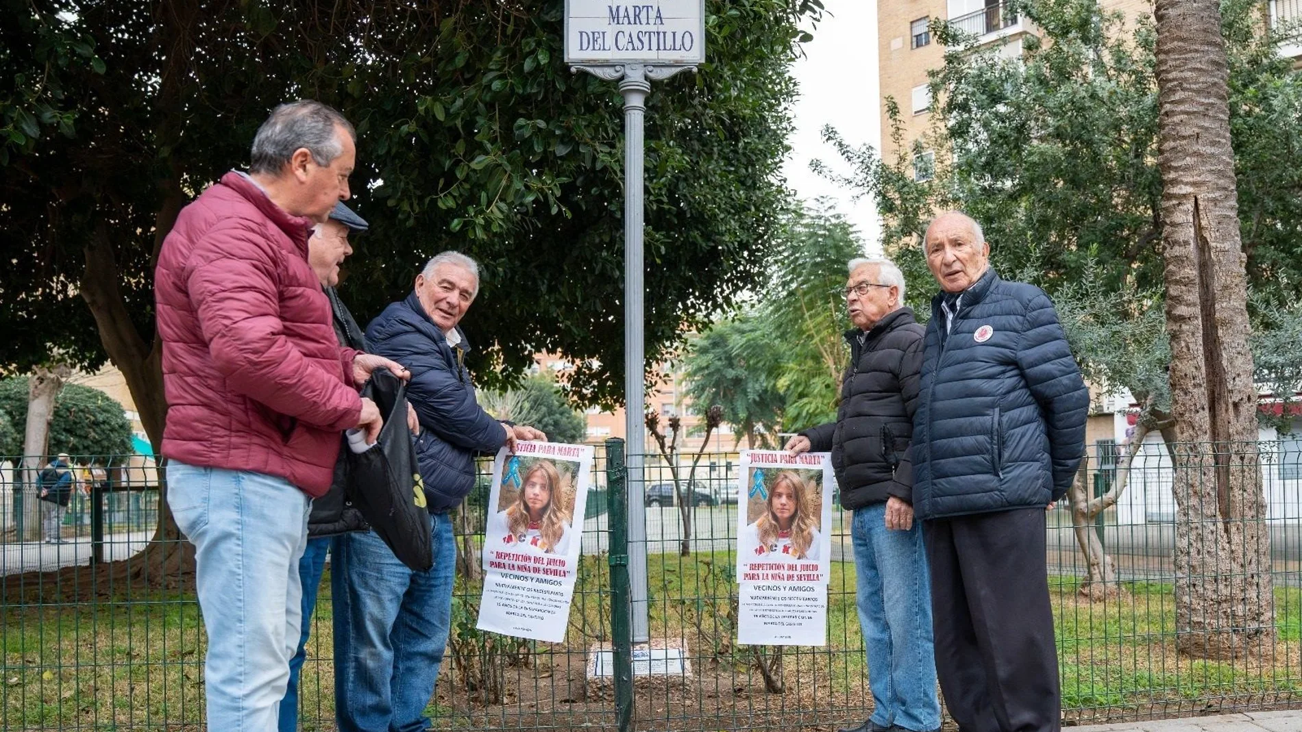 El abuelo de Marta del Castillo encabeza la pegada de carteles