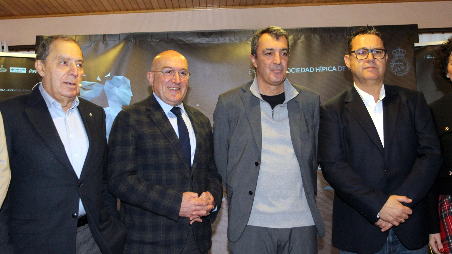 El director de la Vuelta, Jorge Guillén, protagoniza los desayunos de la Asociación de la Prensa Deportiva de Valladolid. En la imagen junto al alcalde Jesús Julio Carnero, José Miguel Ortega y Guillermo Velasco