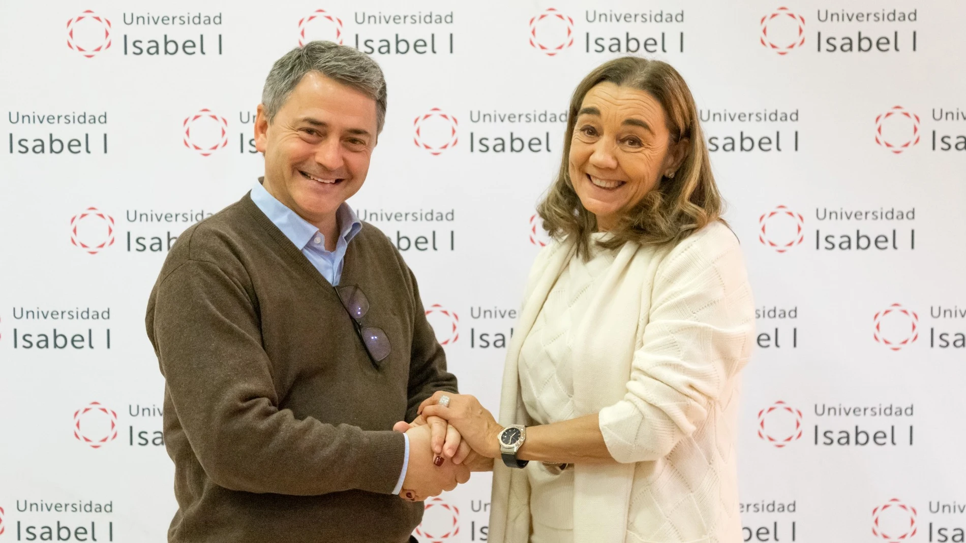 La presidenta de la Universidad Isabel I, María Jesús Cuéllar y el presidente de Entrepreneurship Forum of Spain de MIT Alumni, Juan Antonio Latasa, firman el acuerdo