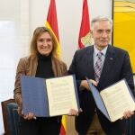 La consejera de Educación, Rocío Lucas, firma un convenio de colaboración con el presidente de la Asociación Española contra el Cáncer en Castilla y León Artemio Domínguez