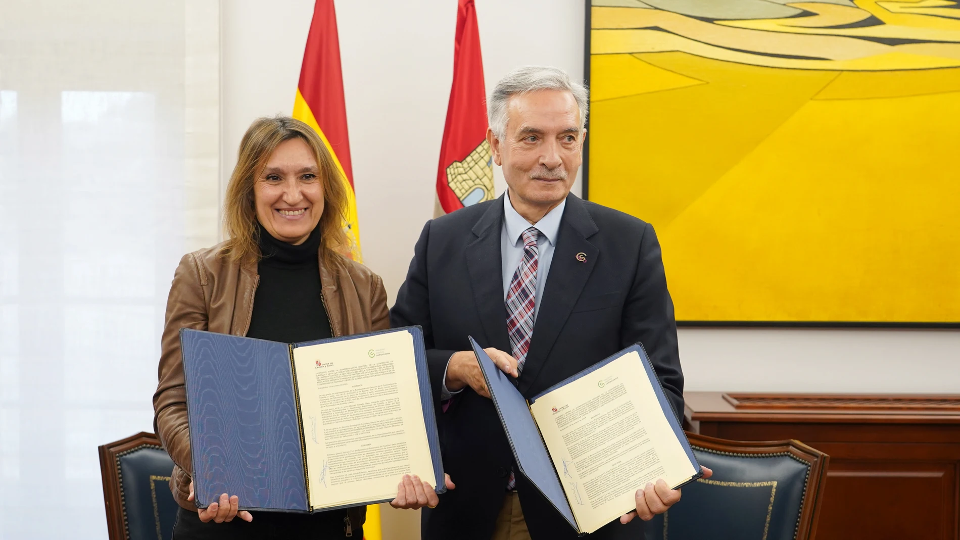 La consejera de Educación, Rocío Lucas, firma un convenio de colaboración con el presidente de la Asociación Española contra el Cáncer en Castilla y León Artemio Domínguez