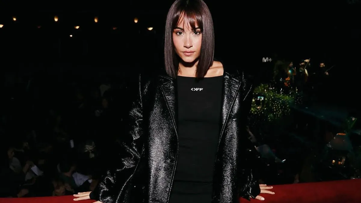 Aitana recurre al total black más elegante y sofisticado para el desfile de Versace en la Semana de la Moda de Milán