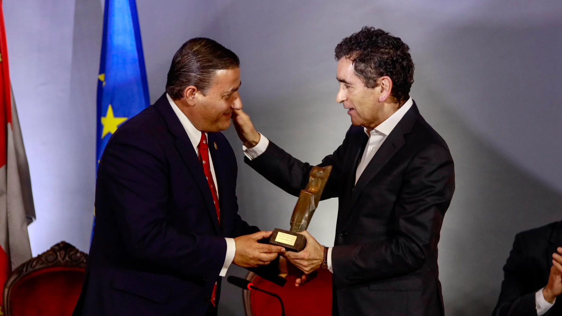 El presidente de la Diputación de Ávila, Carlos García, entrega el galardón a Juan Mayorga 