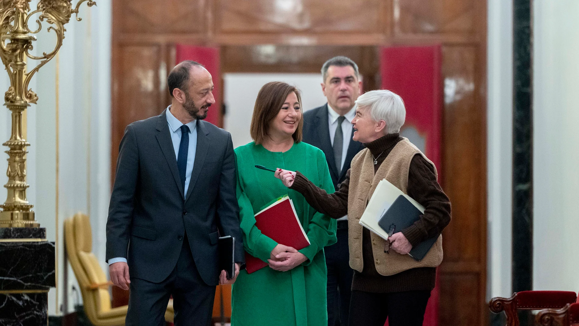 El vicepresidente del Congreso, Alfonso Rodríguez Gómez de Celis (1i); la presidenta del Congreso, Francina Armengol (2i), y la portavoz adjunta del PSOE en el Congreso, Isaura Leal (1d), conversan a su llegada a una reunión de la Mesa del Congreso de los Diputados, a 16 de enero de 2024, en Madrid (España). 16 ENERO 2024;MADRID;MESA DEL CONGRESO DE LOS DIPUTADOS Alberto Ortega / Europa Press 16/01/2024
