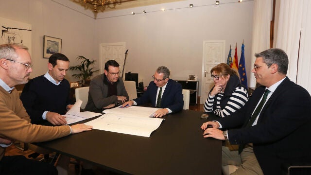 El presidente de la Diputación de Alicante, Toni Pérez, en una reunión con el alcalde de Mutxamel, Rafa García Berenguer.