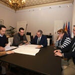 El presidente de la Diputación de Alicante, Toni Pérez, en una reunión con el alcalde de Mutxamel, Rafa García Berenguer.