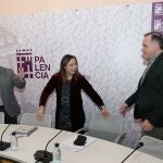 La alcaldesa de Palencia, Miriam Andrés, junto al concejal de Hacienda, Carlos Hernández(I); y el portavoz de Vamos Palencia, Domiciano Curiel, presentan el documento de Presupuestos para 2024