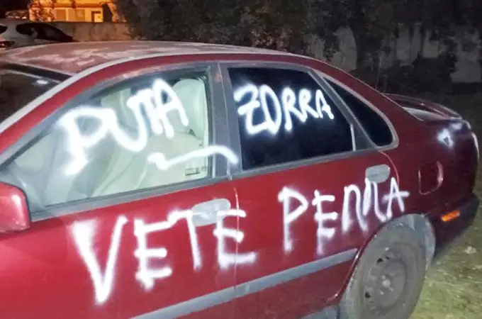 Denuncian varias pintadas en cinco vehículos con insultos a una mujer