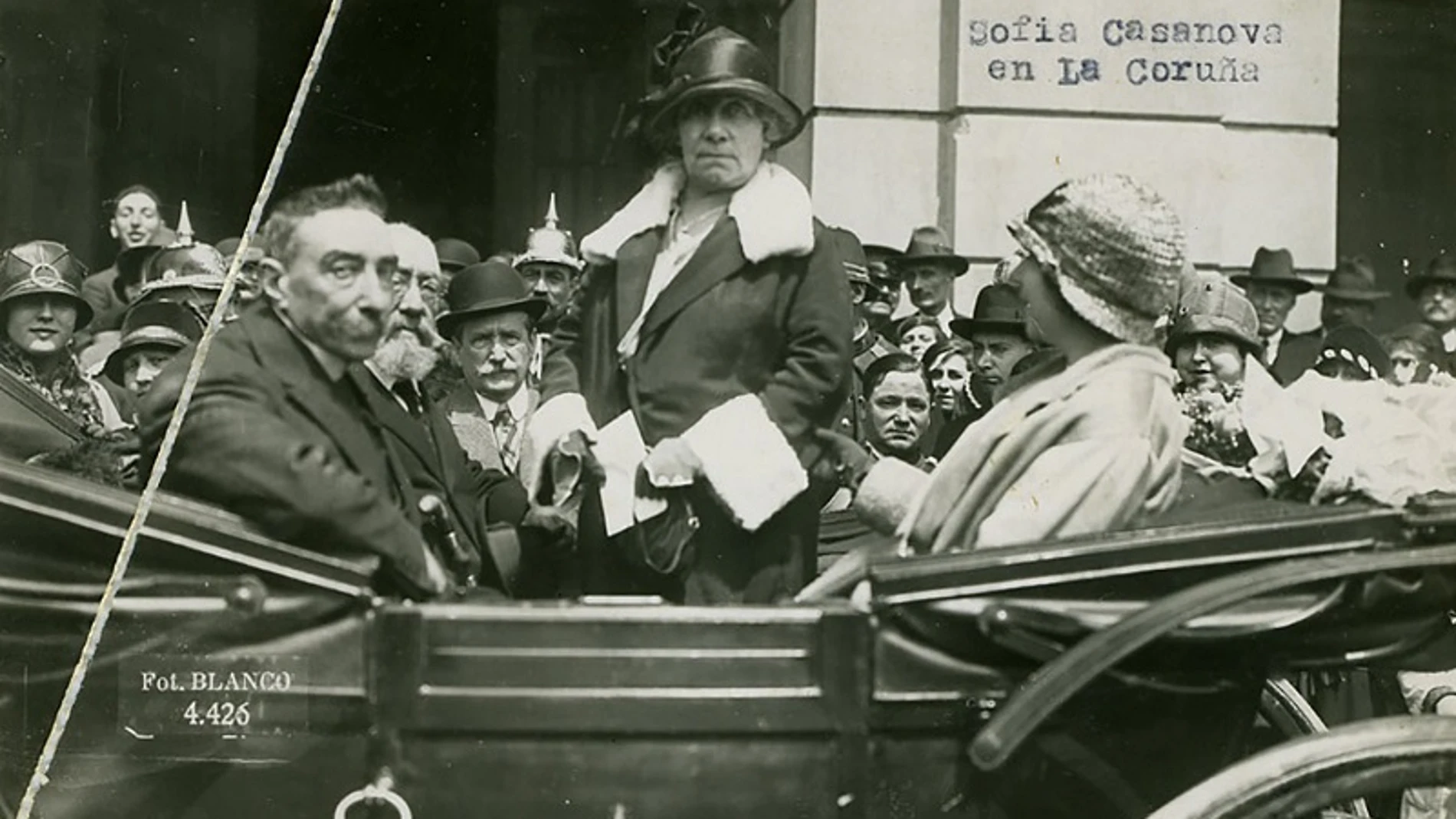 Sofía Casanova a su llegada a uno de los actos celebrados en su honor en A Coruña en 1919.