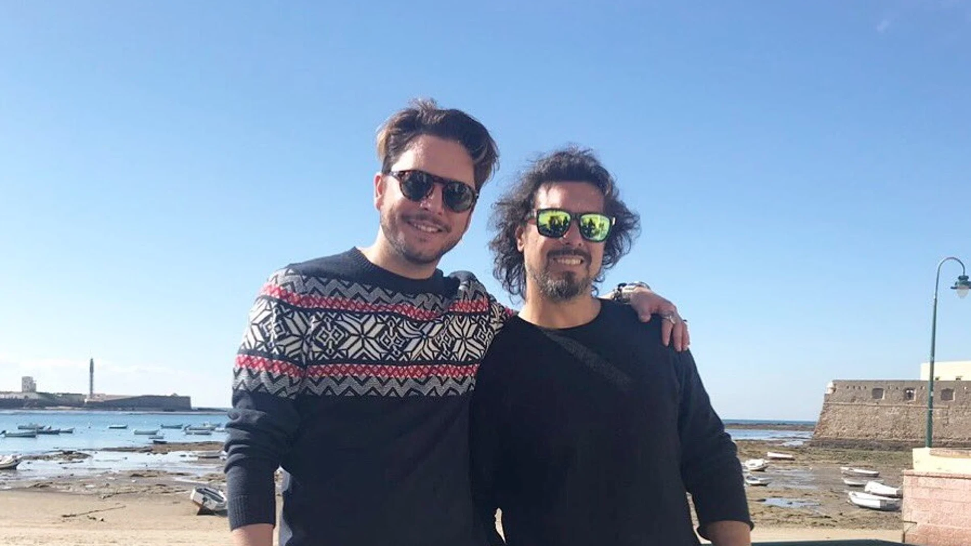Manuel Carrasco y Miguel Nández, 2º y 4º clasificado de 'Operación Triunfo', ante la playa de La Caleta