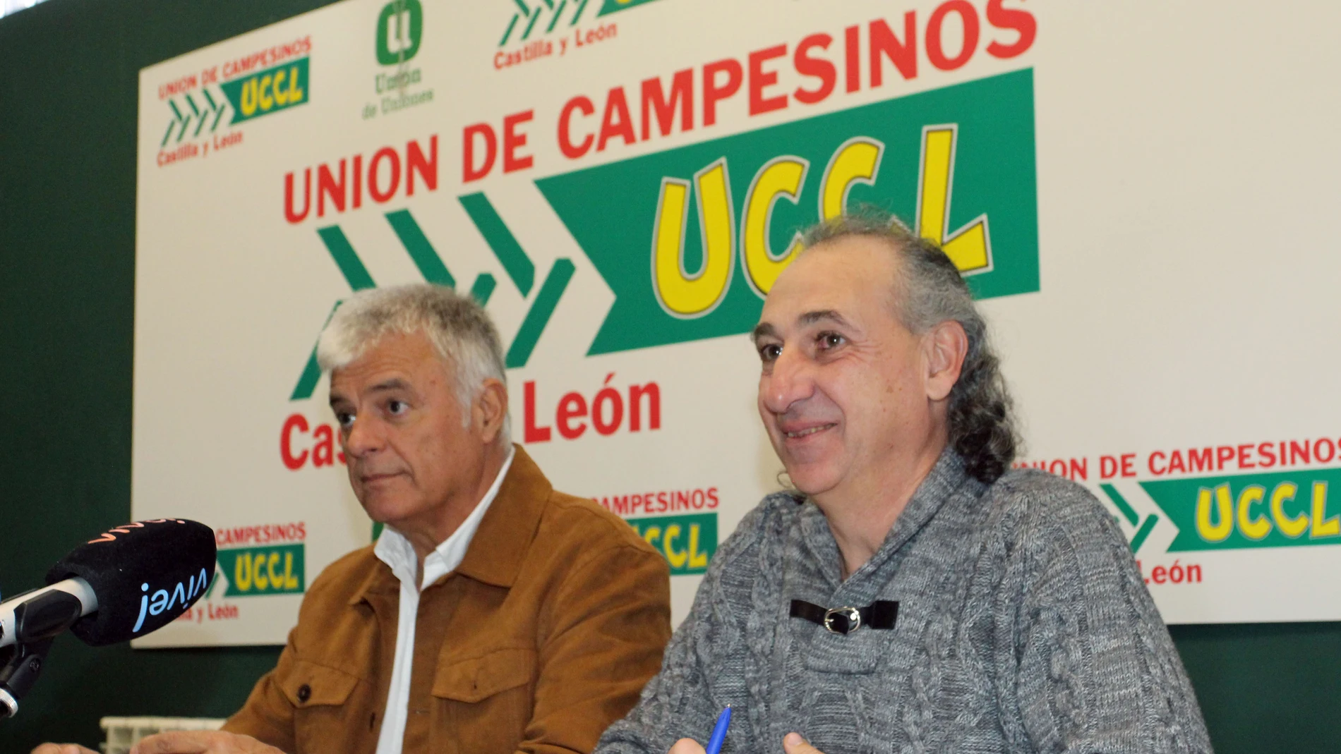 El coordinador estatal de UCCL, Luis Cortés; y el autonómico, Jesús Manuel González Palacín, presentan la movilización
