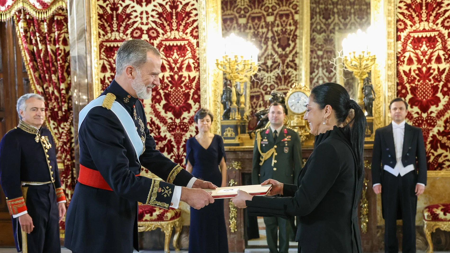El Rey Felipe VI (i) y la embajadora de la República de Turquía en España, Nüket Küçükel Ezberci (d), durante el acto del recibimiento de las cartas credenciales, en el Palacio Real, a 17 de enero de 2024, en Madrid 