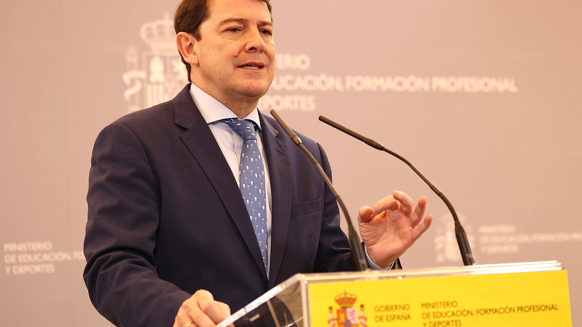 Mañueco durante la rueda de prensa ofrecida en el Ministerio de Educación