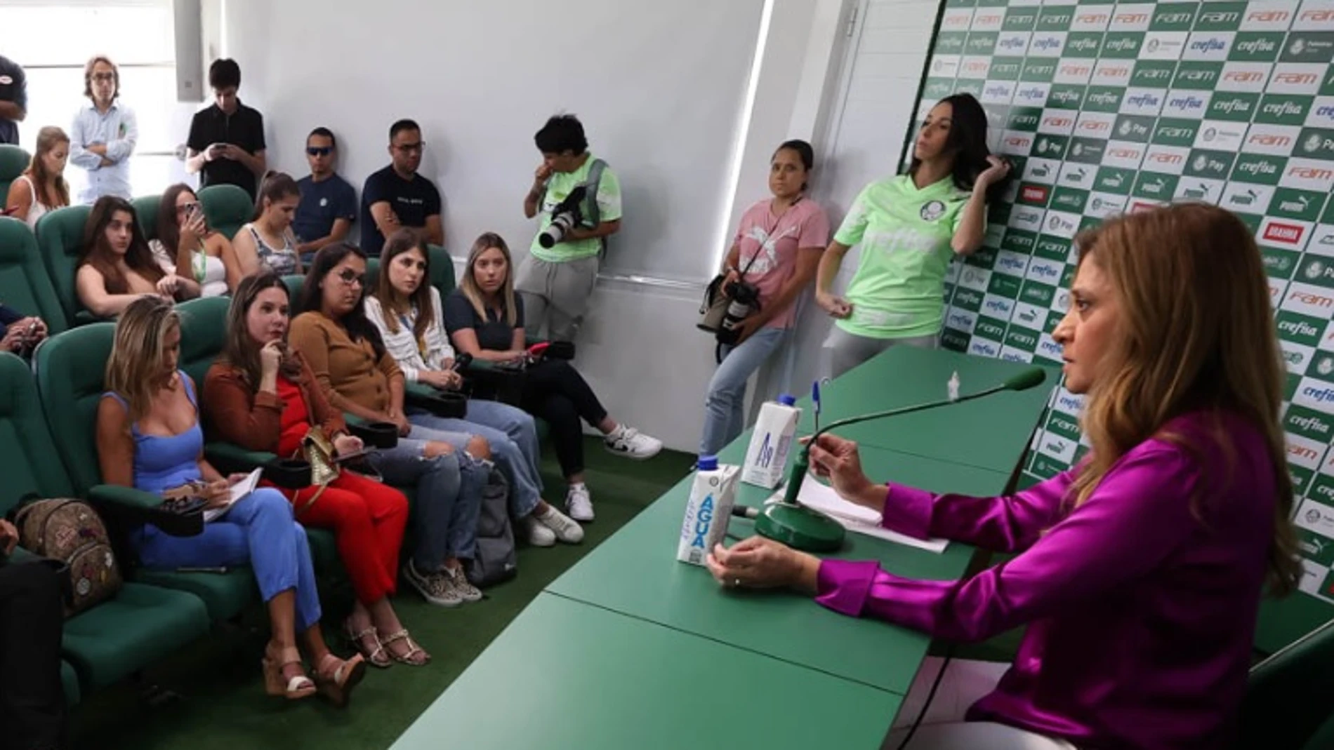Leila Pereira, presidenta del Palmeiras en una conferencia de Prensa sólo de mujeres