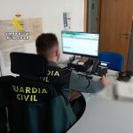 La Guardia Civil ha detenido en Villena al autor de 15 delitos de estafa por internet