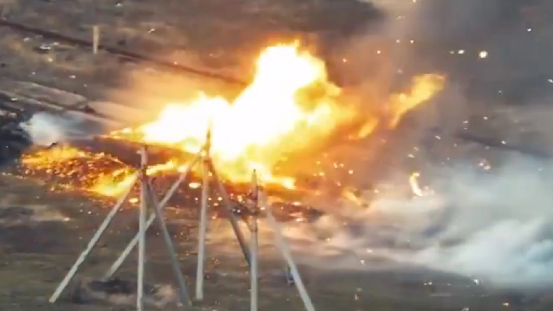 Así se volatiliza un carro de combate T-80 ruso cuando le cae un dron ucraniano