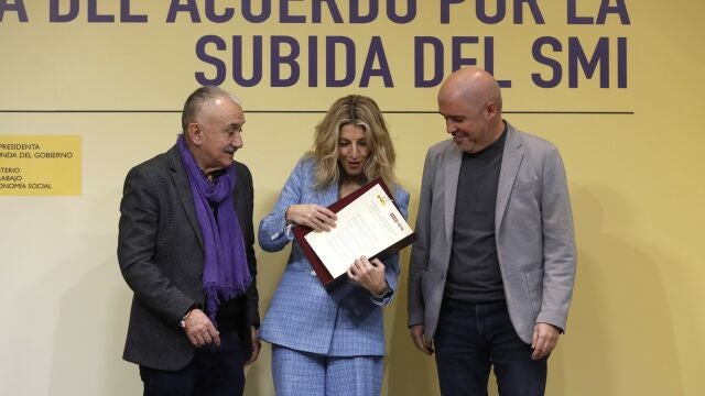 Firma de acuerdo de la subida del SMI. © Jesús G. Feria.