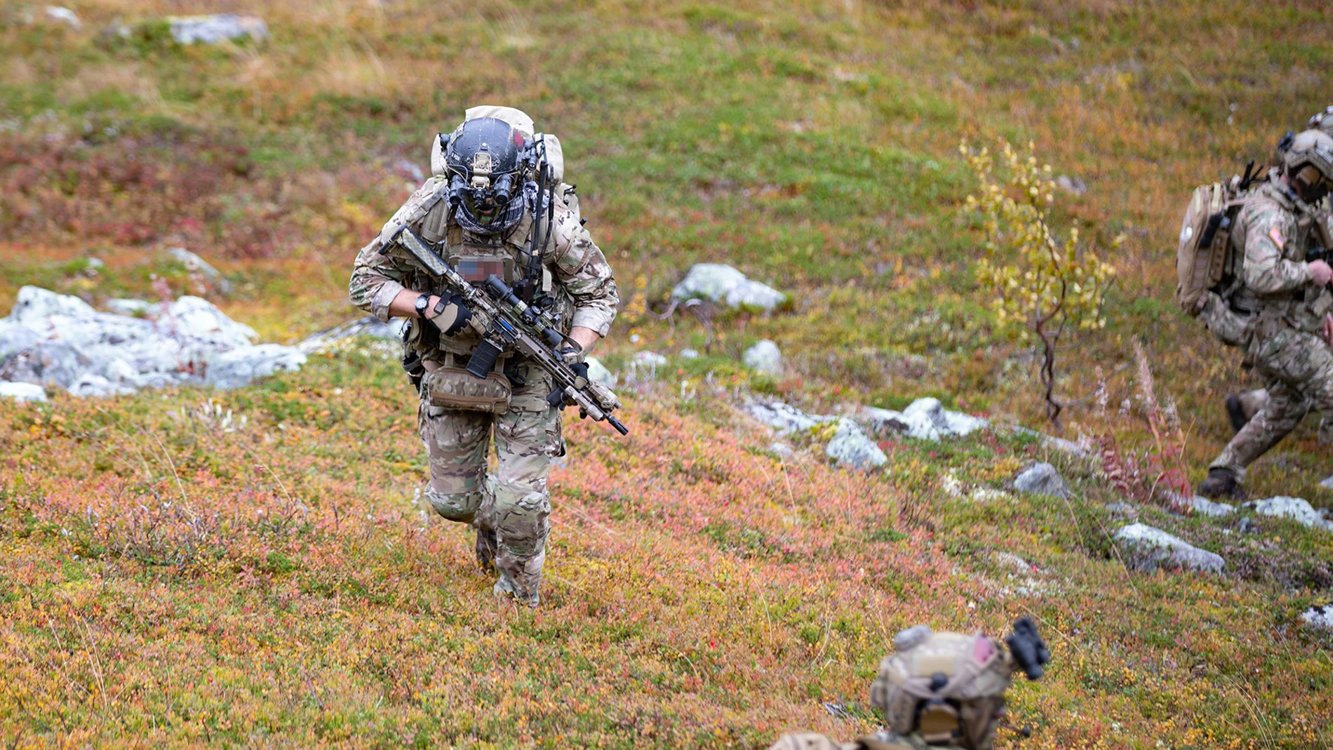 September 22, 2023 - Bardufoss, Norway - A Green Beret with U.S. Army 10th Special Forces Group (Airborne) moves to secure the area and begin searching for two injured pilots during a personnel recovery training scenario as part of exercise Adamant Serpent 23-2 near Bardufoss, Norway. (Foto de ARCHIVO) 22/09/2023