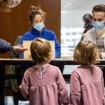 LOGROÑO 13/01/2024.- El Gobierno de La Rioja facilita la vacunación contra la gripe, sin cita previa, a los niños de entre 6 meses y 4 años, colectivo donde la cobertura se acerca al 18 %. La jornada de vacunación frente a la gripe impulsada este sábado por la Consejería de Salud del Gobierno riojano ha conseguido inmunizar contra este virus en Logroño a un total de 145 niños. -EFE/ Raquel Manzanares