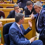 El presidente del Gobierno, Pedro Sánchez, conversa con el diputado socialista Santos Cerdán durante un receso