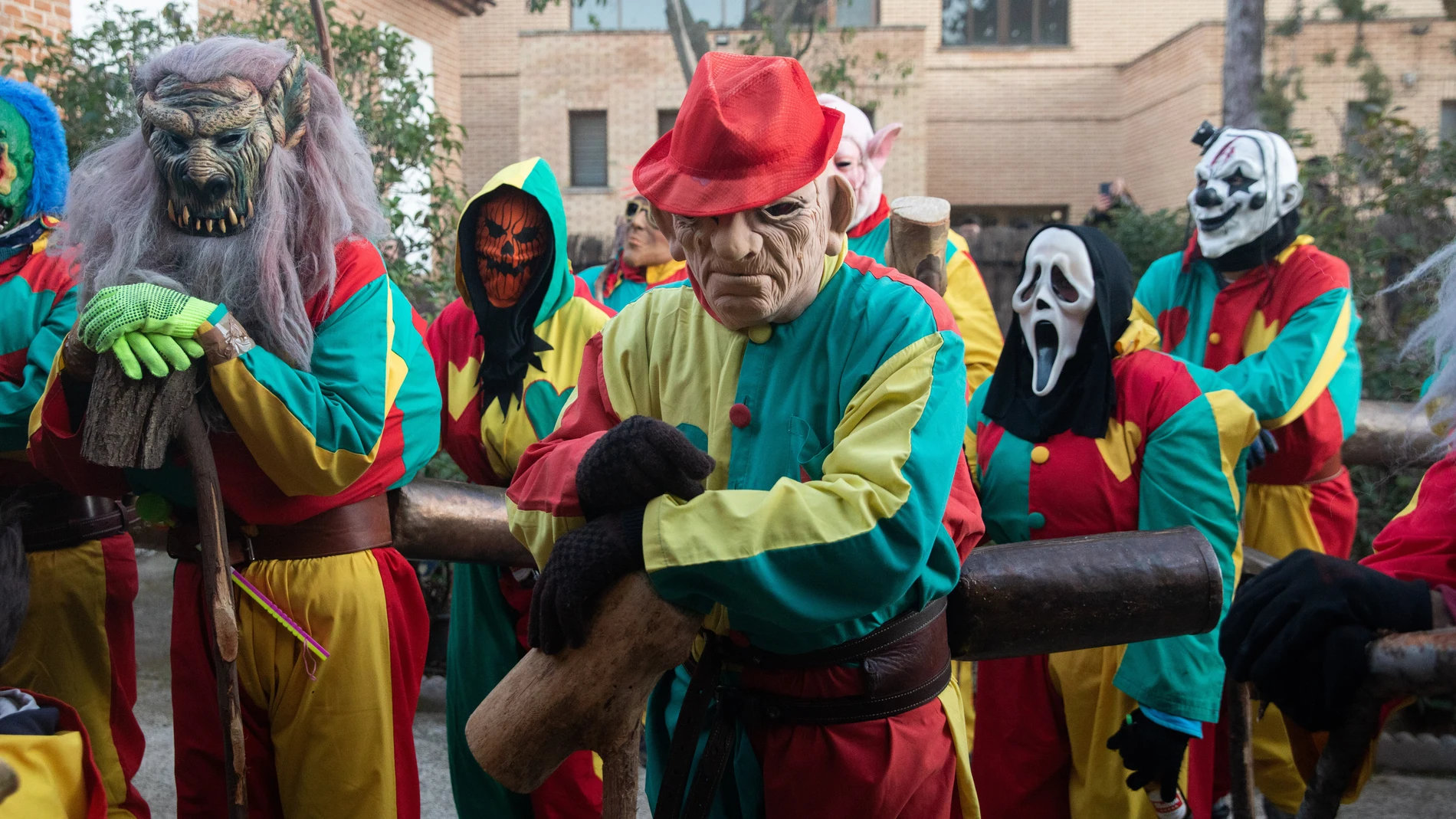 Los morraches con diferentes máscaras y trajes de colores en las fiestas de San Sebastián en Malpica de Tajo (Toledo)