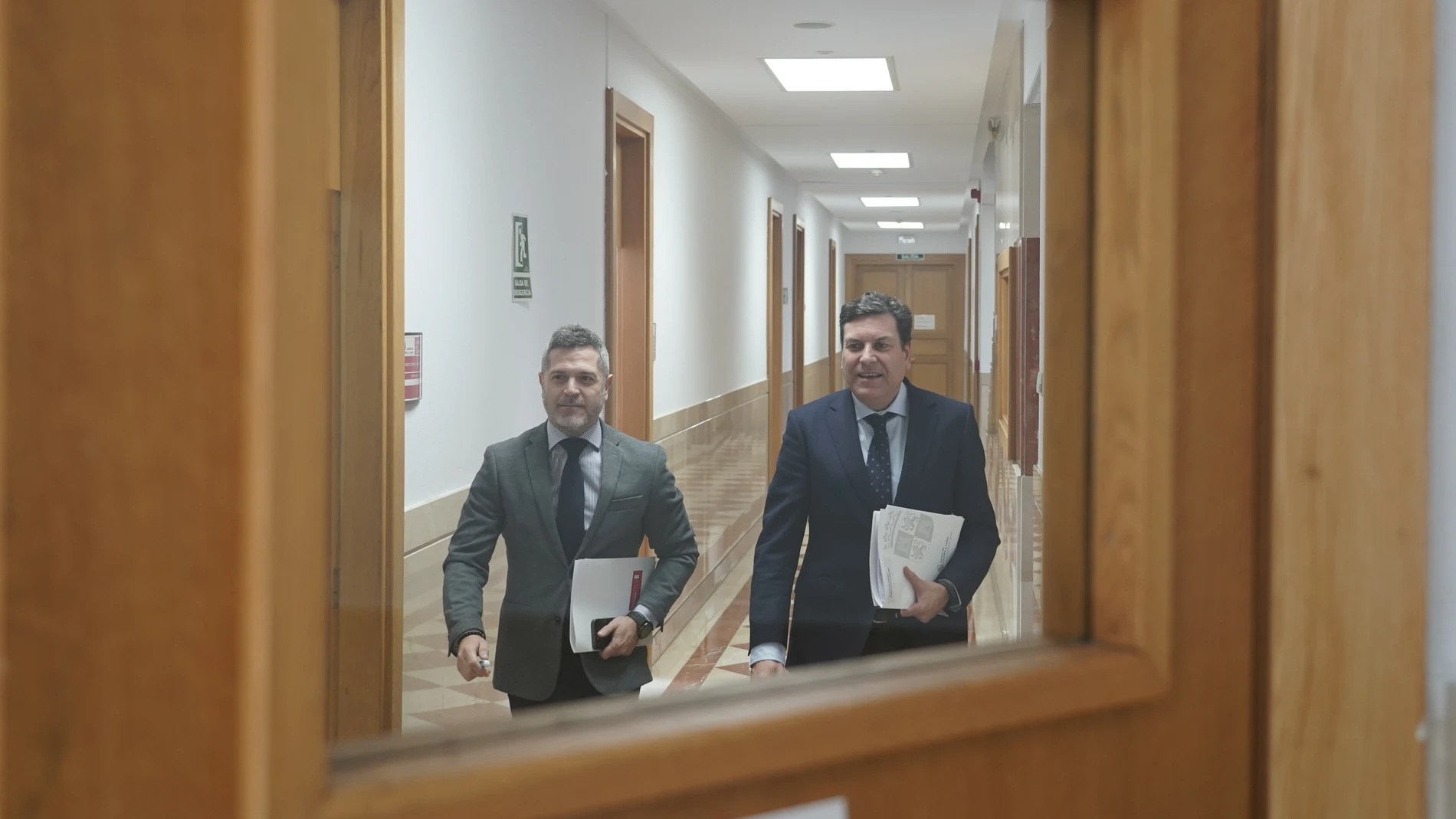 El portavoz de la Junta, Carlos Fernández Carriedo, y el director de Comunicación, Julio López, antes de explicar los acuerdos del Consejo de Gobierno