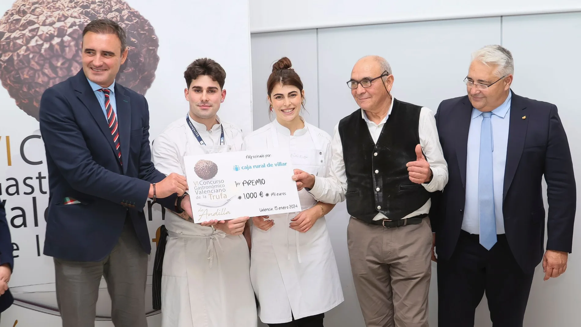 Vicente Estevan,de Caja Rural Villar, Juanfran Pérez (Ganador del concurso), con Miguel Sebastián, Alcalde de Andilla y Pedro Cuesta, Diputado de Turismo