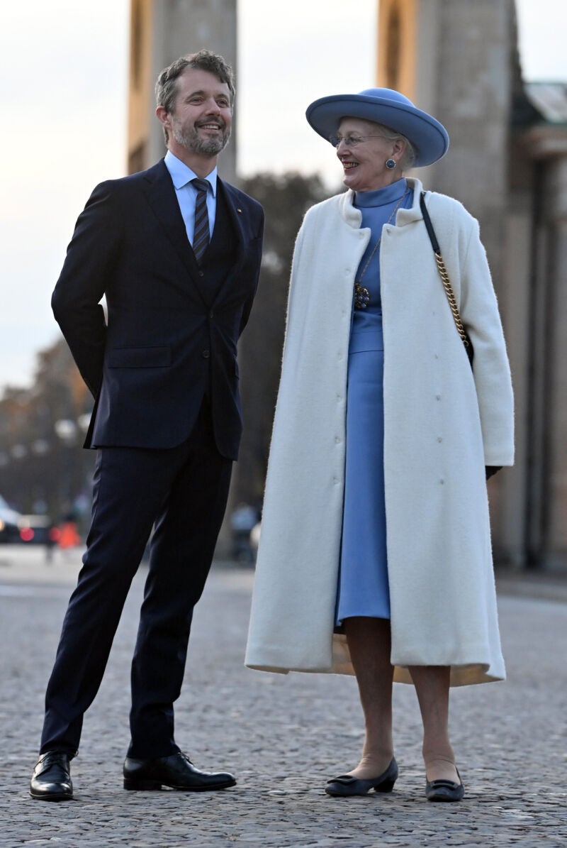 Federico de Dinamarca posa con su madre, la Reina Margarita, en Berlín en 2021