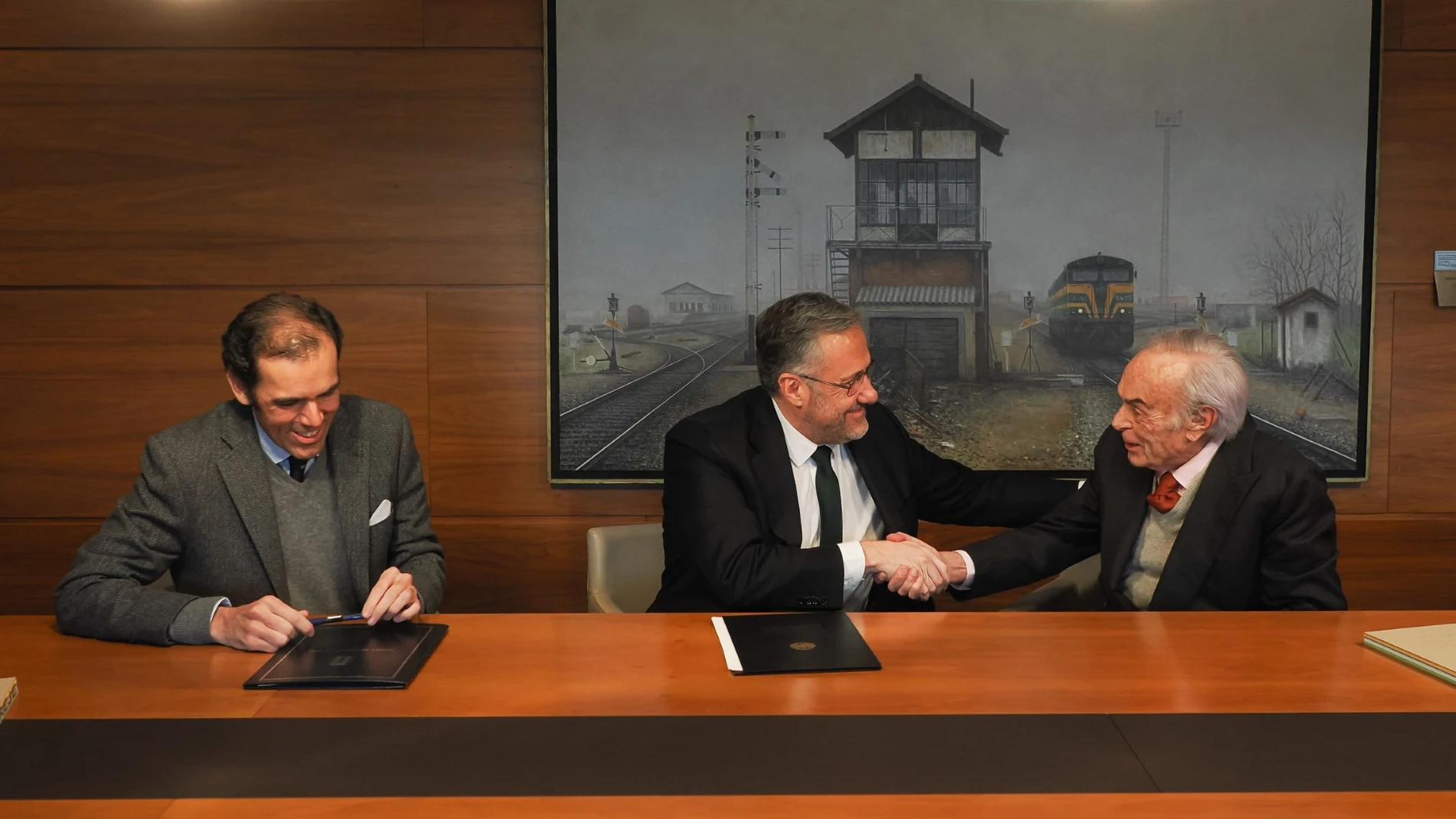 El presidente de la Fundación Castilla y León, Carlos Pollán, estrecha la mano a Don Carlos Zurita, en presencia de Rafael Benjumea