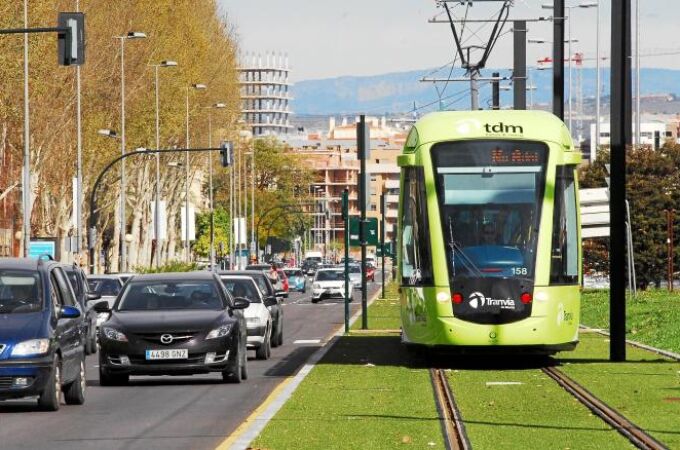 Imagen del tranvía, a su paso por el centro de la ciudad de Murcia