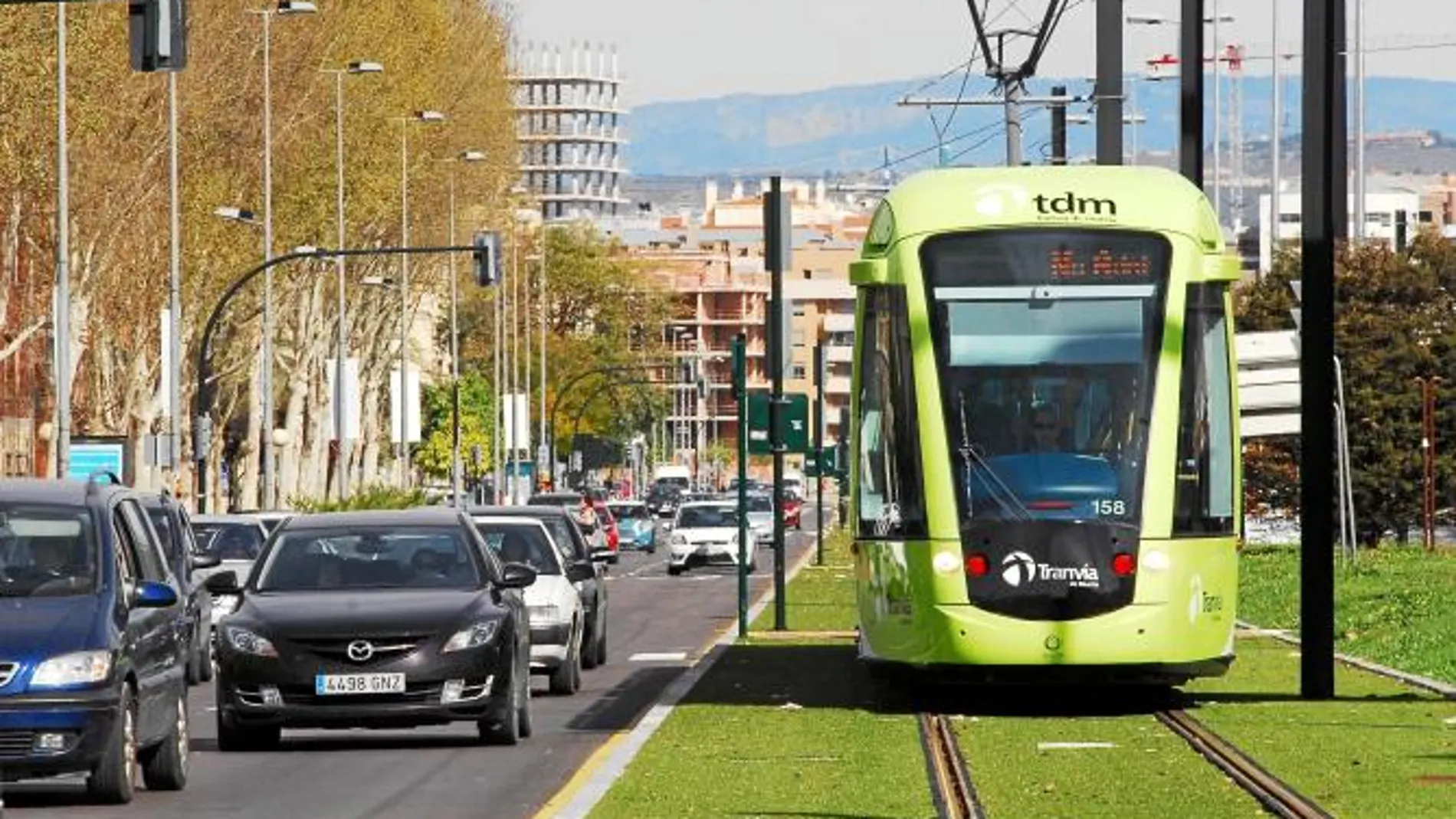 Imagen del tranvía, a su paso por el centro de la ciudad de Murcia