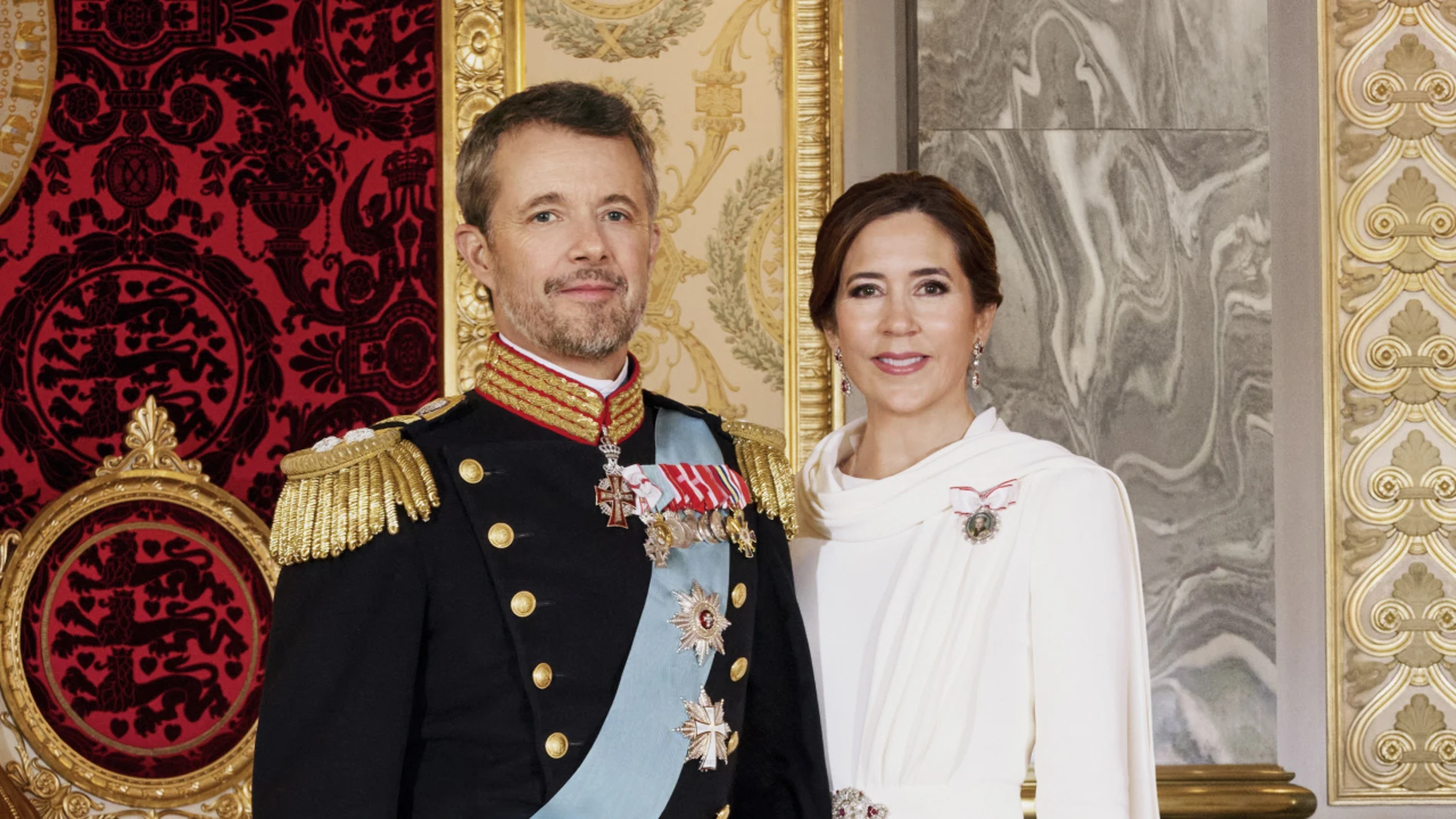 Primer retrato oficial de los Reyes Federico X y Mary de Dinamarca