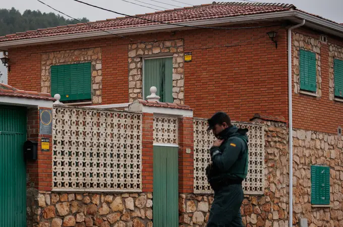 Hallan una pistola simulada en la casa de Morata (Madrid) donde fallecieron tres hermanos