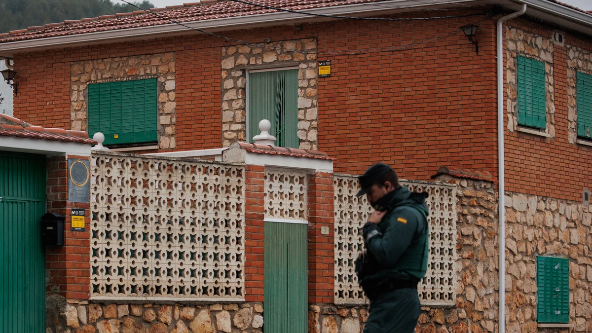 Hallan una pistola simulada en la casa de Morata (Madrid) donde fallecieron tres hermanos