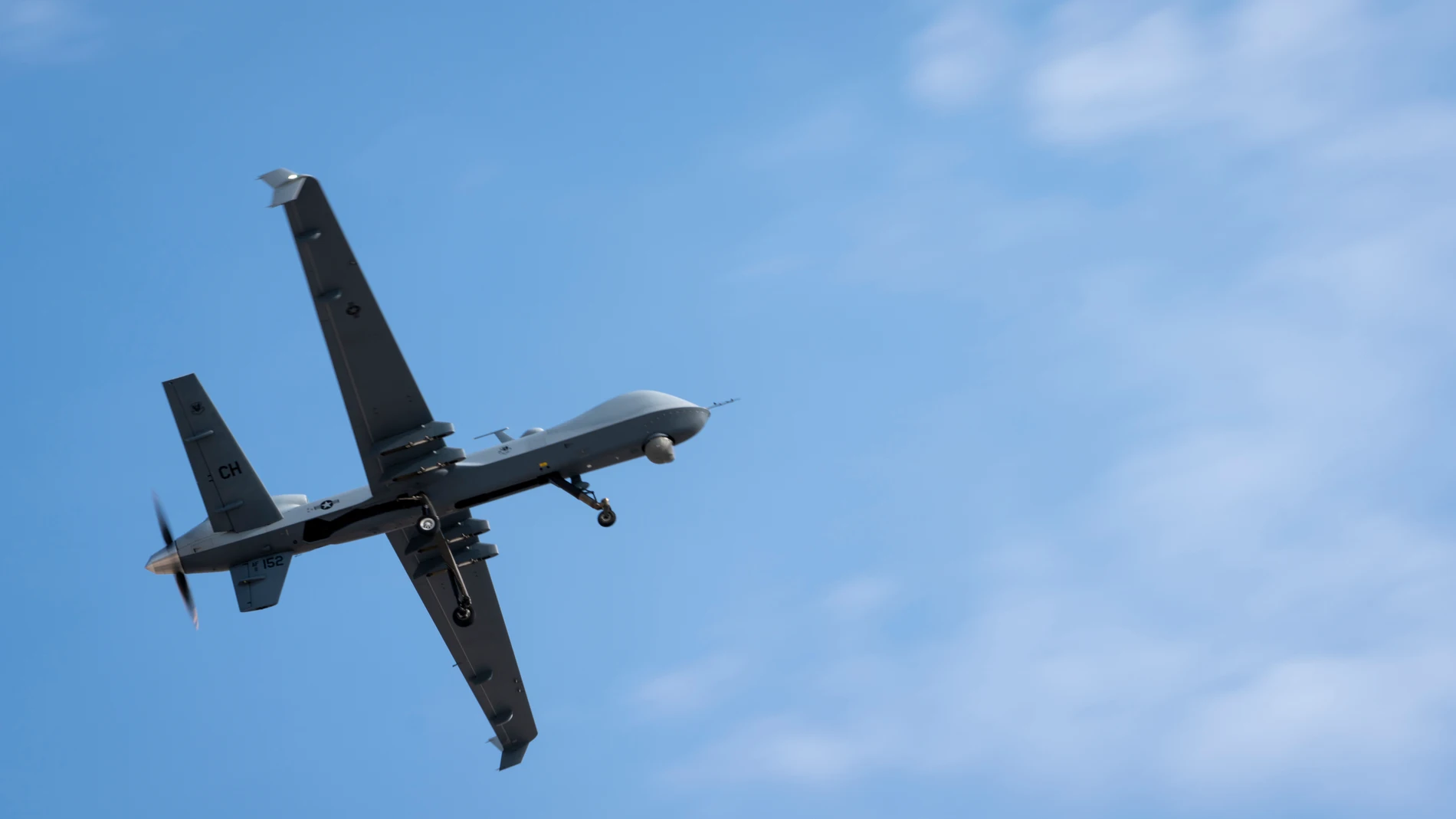 STYLELOCATIONA U.S. Air Force MQ-9 Reaper drone assigned to the 432nd Wing, takes off from the flight-line at Creech Air Force Base September 1, 2021 in Indian Springs, Nevada. (Foto de ARCHIVO)01/09/2021