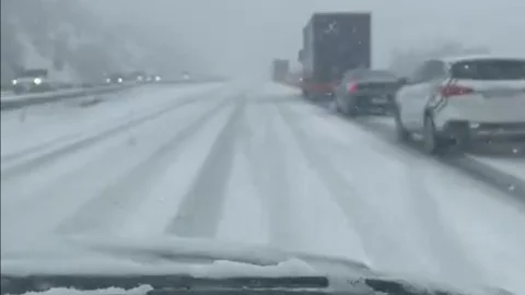 Camiones y coches varados entre Guijuelo y Béjar por el temporal de nieve