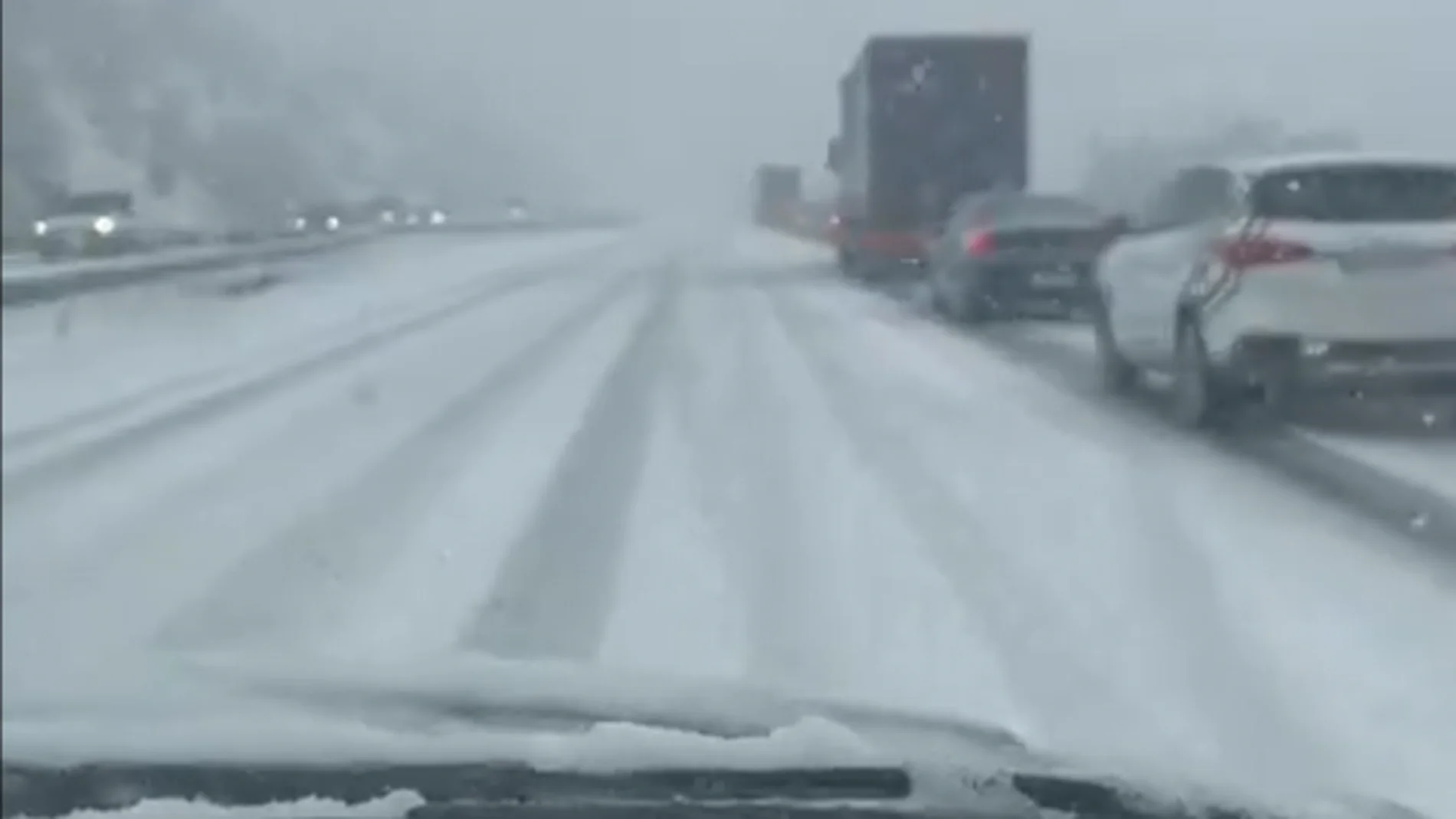 Camiones y coches varados entre Guijuelo y Béjar por el temporal de nieve