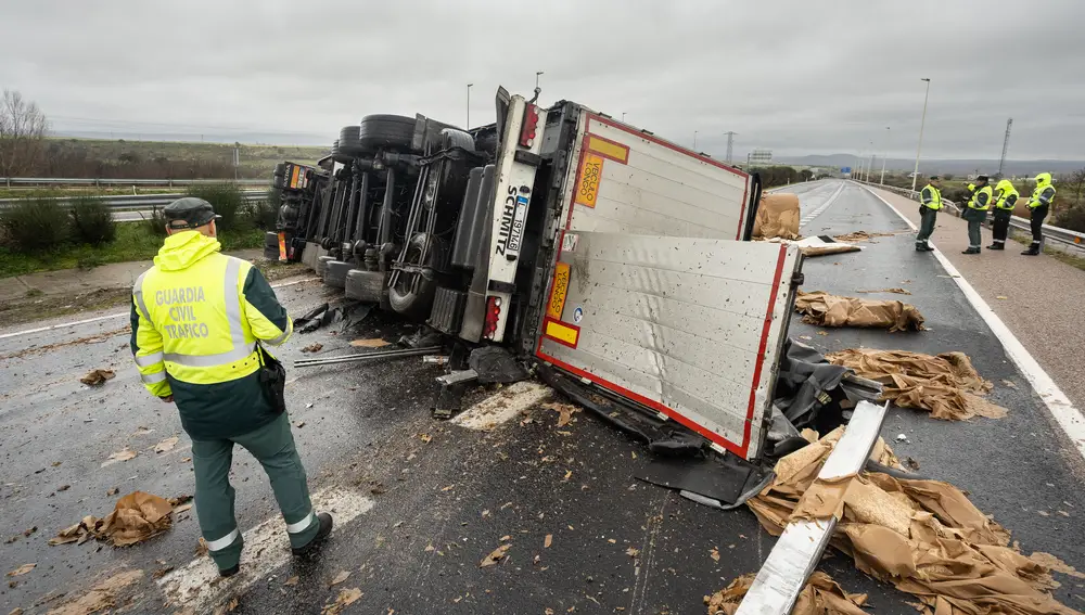 Así quedó el camión accidentado