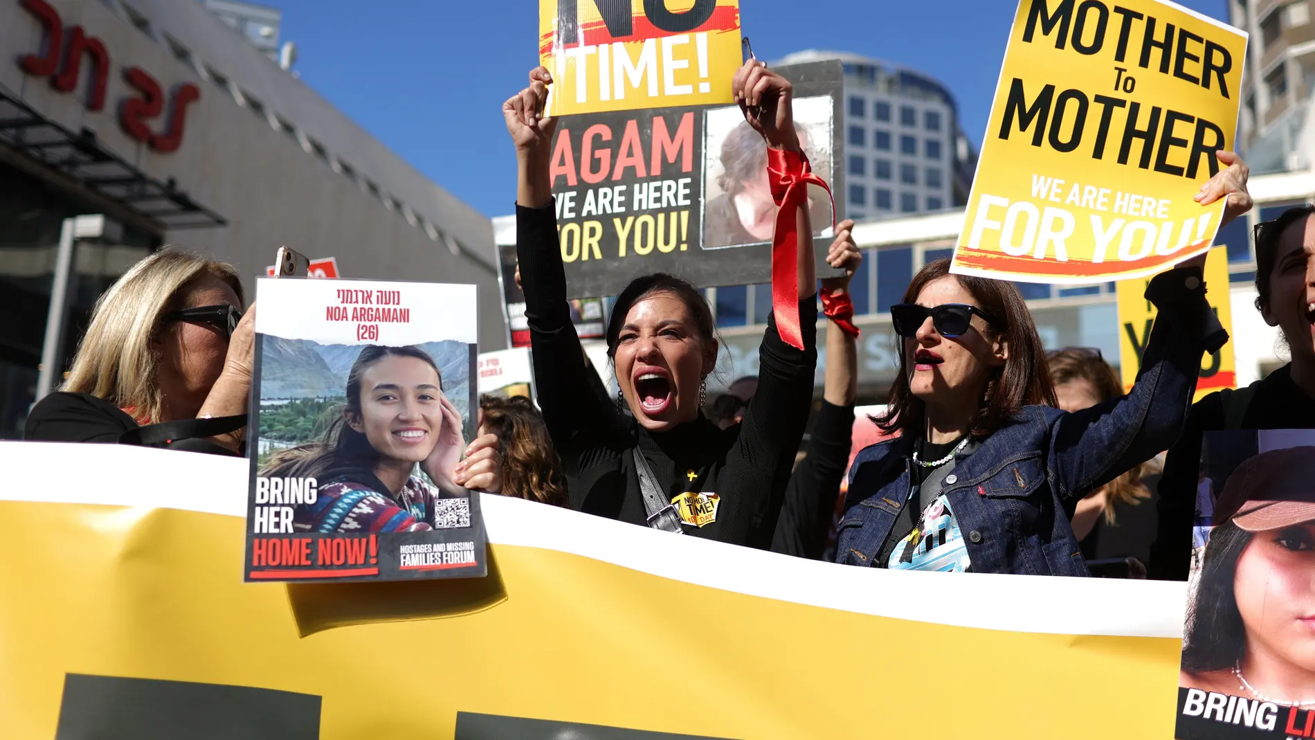 Tel Aviv (Israel), 19/01/2024.- Demonstrators hold up placards and shout slogans during a women's march calling for the immediate release of all the hostages held by Hamas in Gaza, in Tel Aviv, Israel, 19 January 2024. According to the Israeli military, 133 Israelis, who were abducted and taken to the Gaza Strip during the 07 October 2023 attacks by Hamas, remain in captivity. (Protestas) EFE/EPA/ABIR SULTAN 