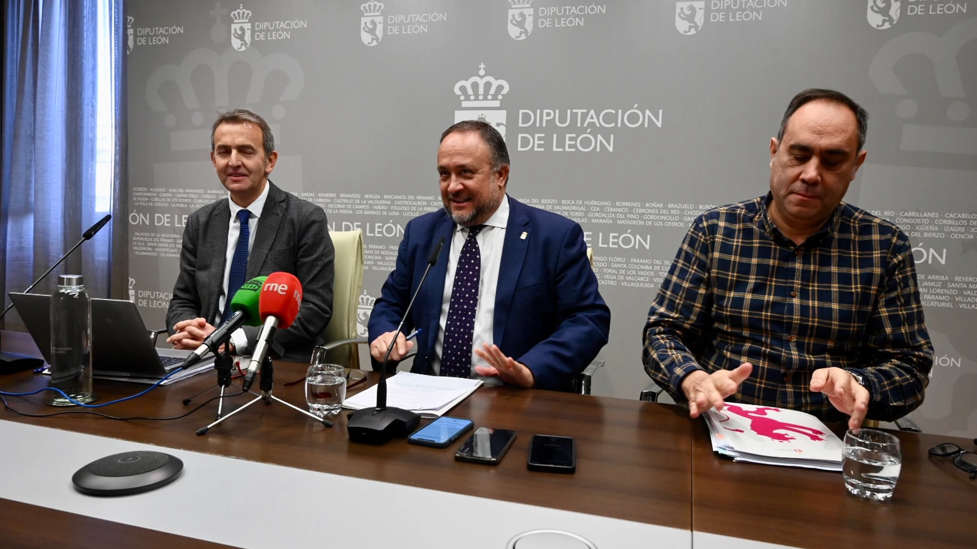 Gerardo Álvarez Curiel, Santiago Dorado y Valentín Martínez presentan los presupuestos