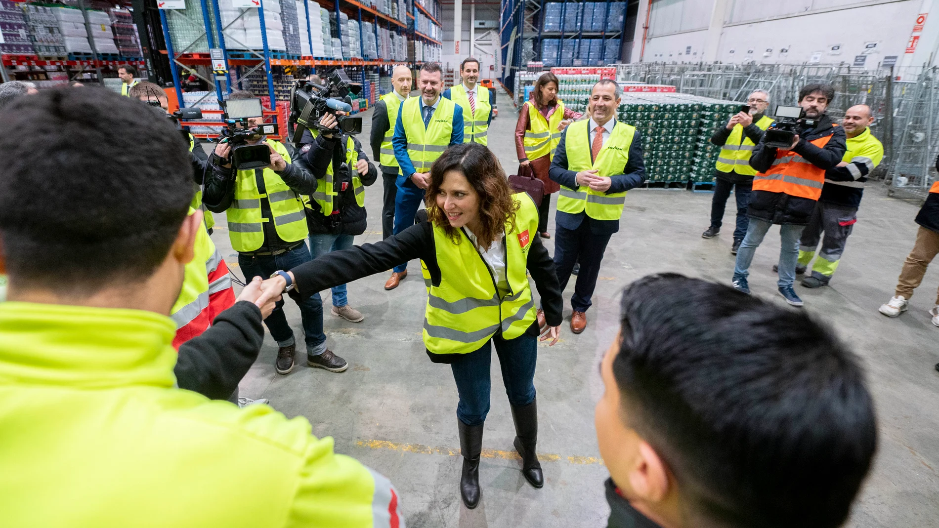 La presidenta de la Comunidad de Madrid, Isabel Díaz Ayuso (c), saluda durante su visita a la plataforma logística de la sociedad cooperativa de distribución alimentaria Covirán, en el Centro de Transportes de Coslada, a 19 de enero de 2024, en Coslada, Madrid (España). Covirán, acrónimo de Cooperativa Virgen de las Angustias, es una cooperativa desde sus inicios y cumple diez años de presencia en la región de Madrid. 19 ENERO 2024;COSLADA;MADRID;AYUSO;COVIRAN Alberto Ortega / Europa Press ...