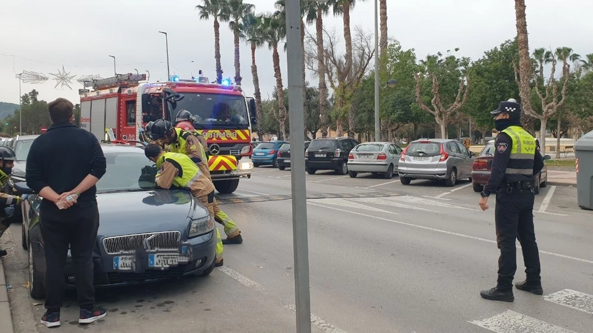 Bomberos de Murcia rescatan a una bebé que se había quedado encerrada por accidente en el coche de sus padres