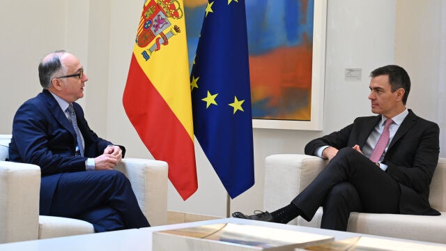 Pedro Sánchez ha mantenido esta mañana un encuentro en el Palacio de La Moncloa con el consejero delegado del IAG, Luis Gallego