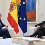 Pedro Sánchez ha mantenido esta mañana un encuentro en el Palacio de La Moncloa con el consejero delegado del IAG, Luis Gallego